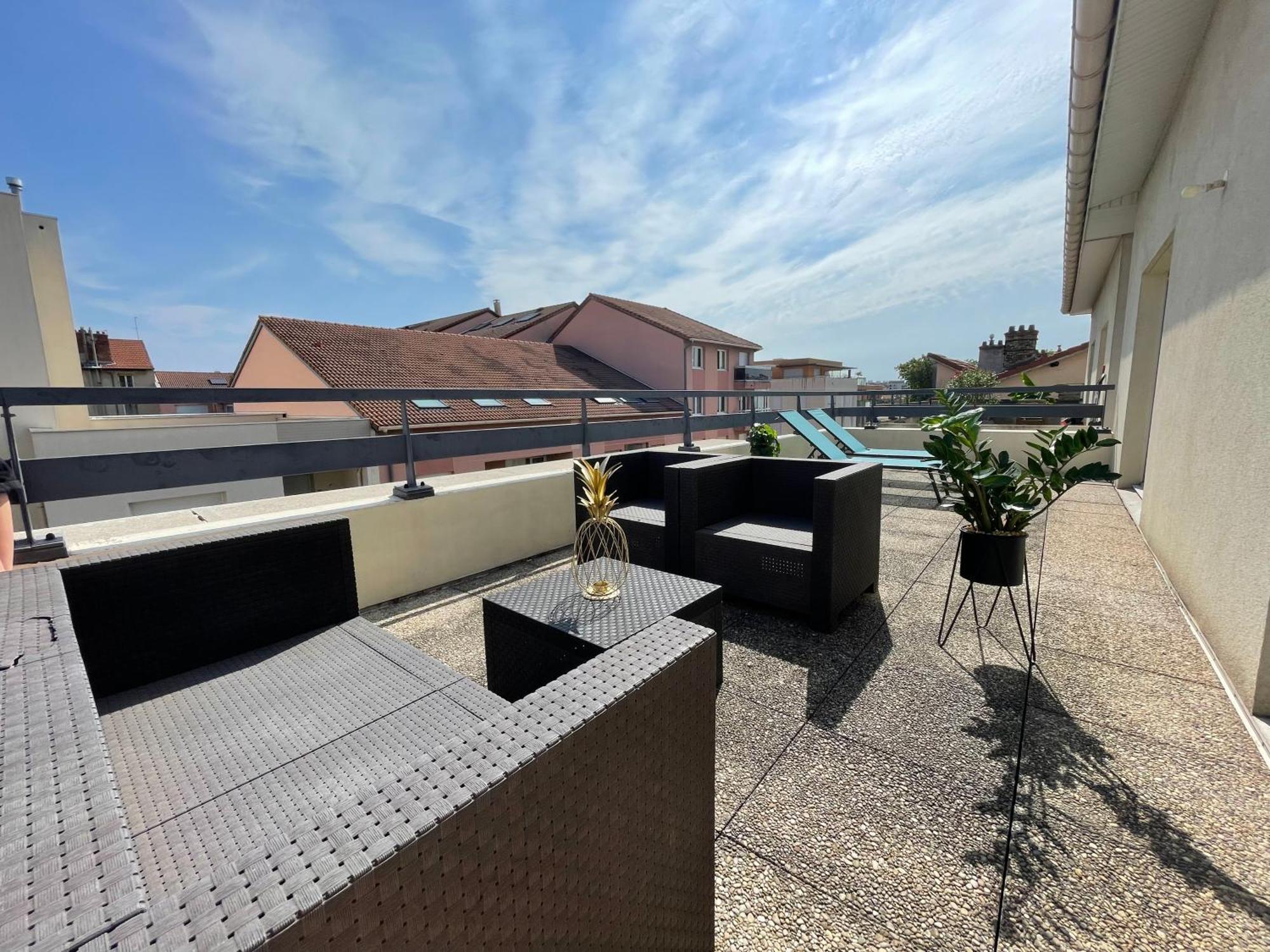 Apartment Bngo I Immense Rooftop I 2 Chambres, 4 Places Parkings, 2 Immenses Terrasses, 8 Personnes *
