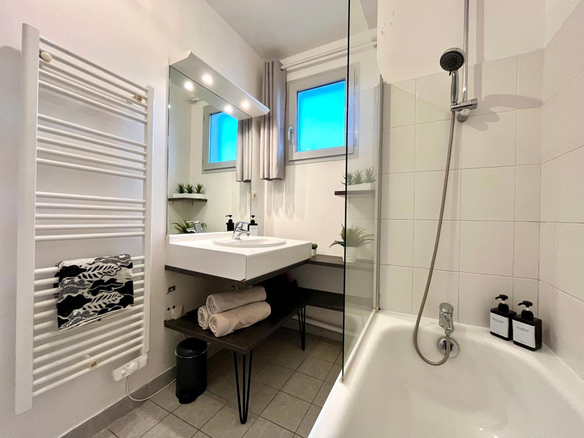 Apartment Bngo I Immense Rooftop I 2 Chambres, 4 Places Parkings, 2 Immenses Terrasses, 8 Personnes