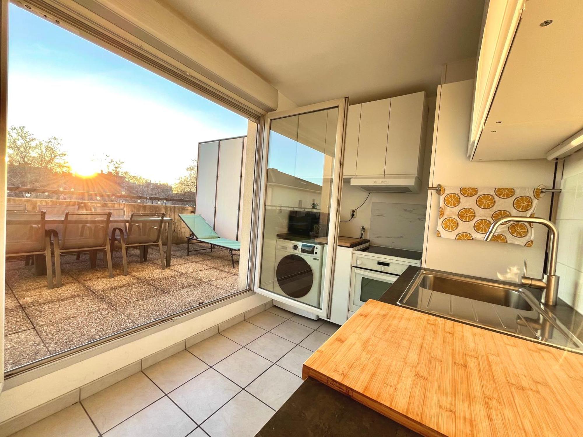Apartment Bngo I Immense Rooftop I 2 Chambres, 4 Places Parkings, 2 Immenses Terrasses, 8 Personnes *